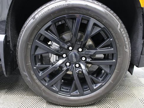 Used 2024 GMC Yukon XL SLT w/ SLT Luxury Package image 8