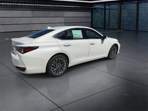 Used 2025 Lexus ES 300h w/ Luxury Package image 8