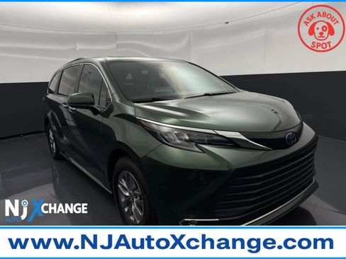 Used 2024 Toyota Sienna XLE w/ XLE Plus Package image 1