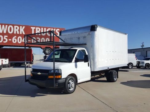 Used 2019 Chevrolet Express 3500 RWD image 3