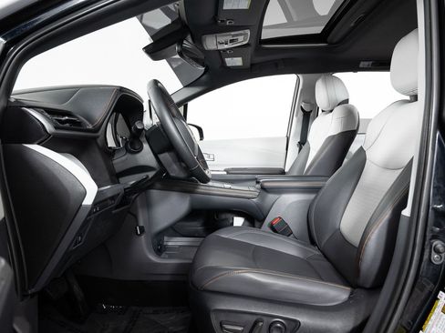 Used 2022 Toyota Sienna XSE w/ XSE Plus Package image 14