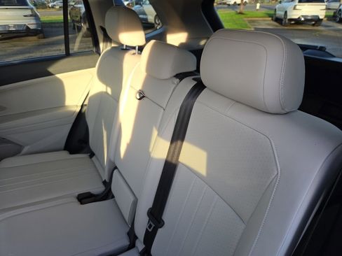 Used 2023 Volkswagen Tiguan SE image 6