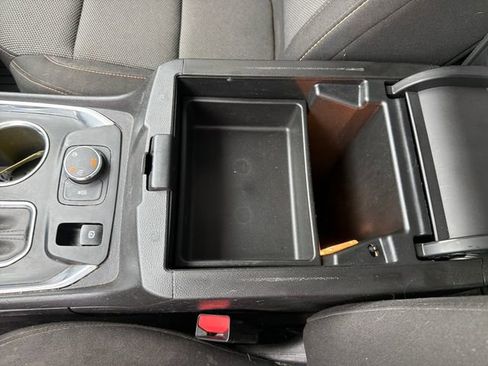 Used 2020 Chevrolet Traverse LT image 28