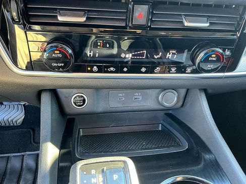 Used 2021 Nissan Rogue SV w/ Premium Package image 18