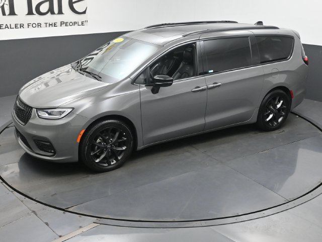 Used 2025 Chrysler Pacifica Limited FWD image 46