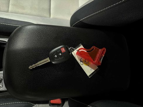 Used 2017 Toyota RAV4 XLE image 32