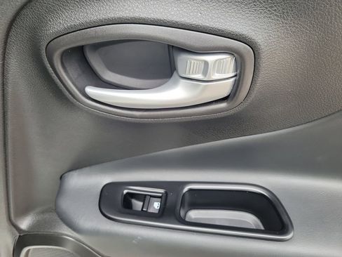 Used 2023 Jeep Renegade Latitude image 34