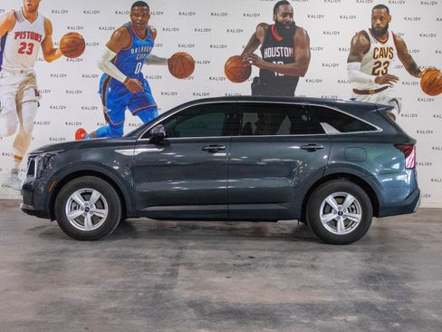 Used 2025 Kia Sorento LX image 16