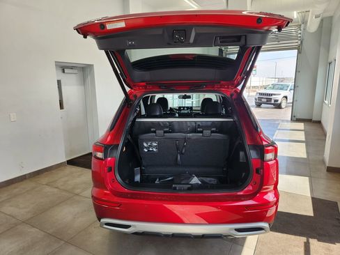 Used 2025 Mitsubishi Outlander SE image 10