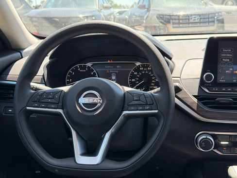 Used 2025 Nissan Altima 2.5 SV FWD image 23