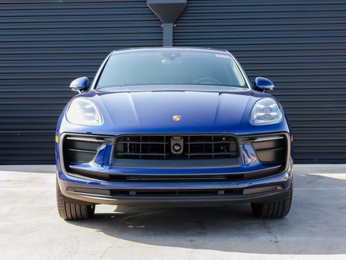 Certified 2025 Porsche Macan image 10
