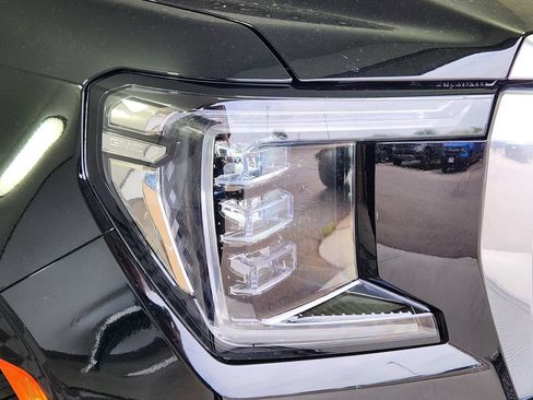 Used 2023 GMC Yukon XL Denali AWD/4WD image 10