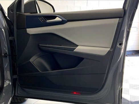 Certified 2023 Volkswagen Taos SE w/ Panoramic Sunroof Package image 24