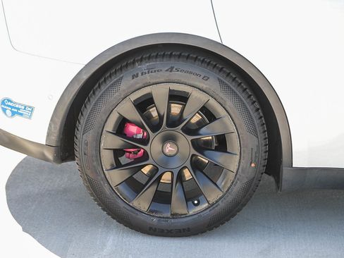Used 2021 Tesla Model Y Long Range AWD/4WD image 11