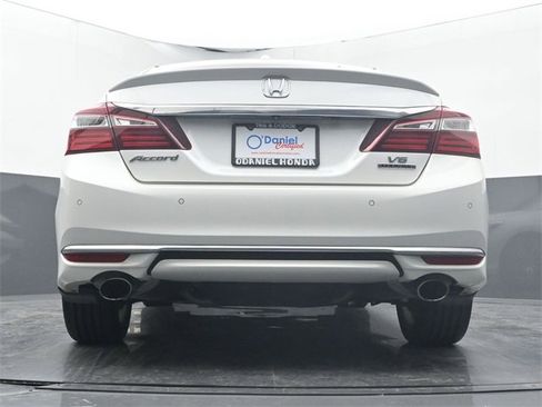 Used 2017 Honda Accord Touring image 10