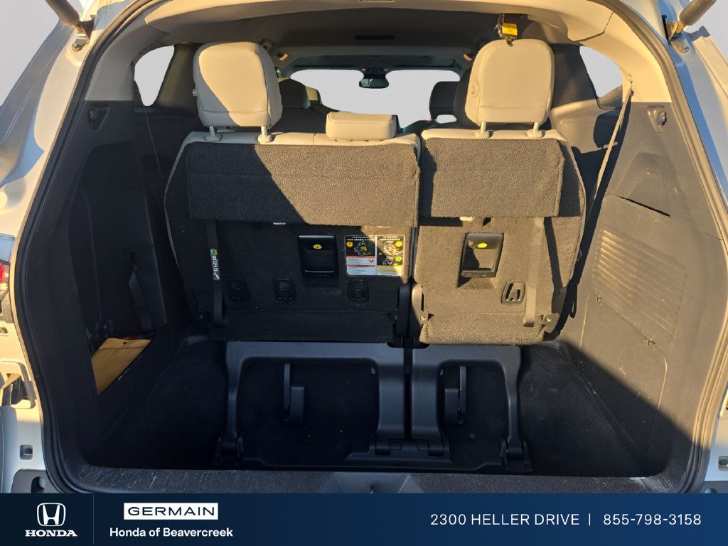 Used 2025 Toyota Sienna XLE FWD image 9