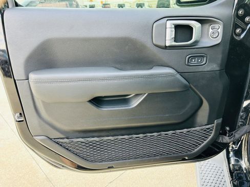 Used 2022 Jeep Wrangler Unlimited Sahara image 11