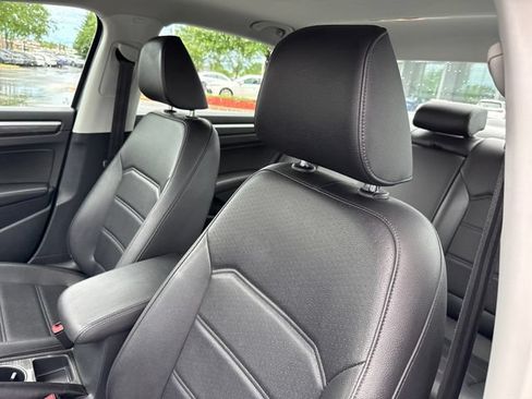 Used 2018 Volkswagen Passat 2.0T SE FWD image 12