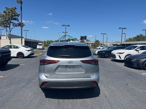 Used 2021 Toyota Highlander LE image 4