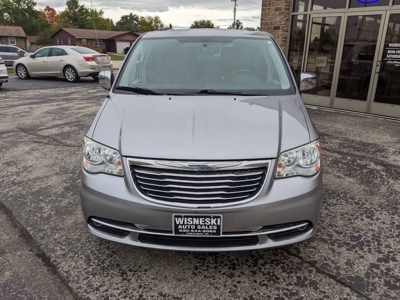 Used 2013 Chrysler Town & Country Touring-L w/ Entertainment Group #2 FWD image 8