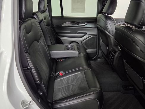 Used 2023 Jeep Grand Cherokee Altitude image 33