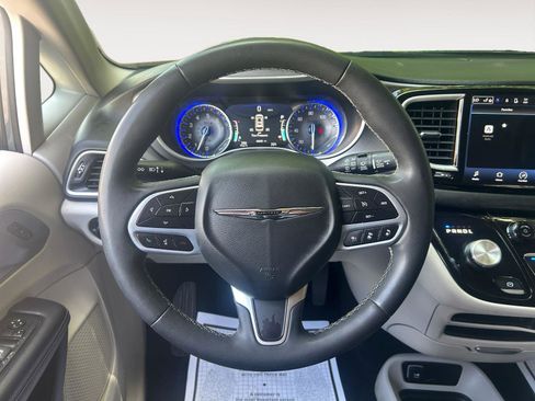Used 2023 Chrysler Pacifica Touring-L FWD image 12