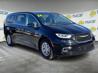 Used 2024 Chrysler Pacifica Touring-L video 1