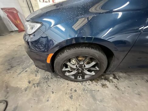 Used 2025 Chrysler Pacifica Limited FWD image 10