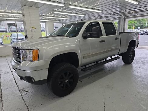 Used 2013 GMC Sierra 2500 SLE w/ SLE Preferred Package AWD/4WD image 2