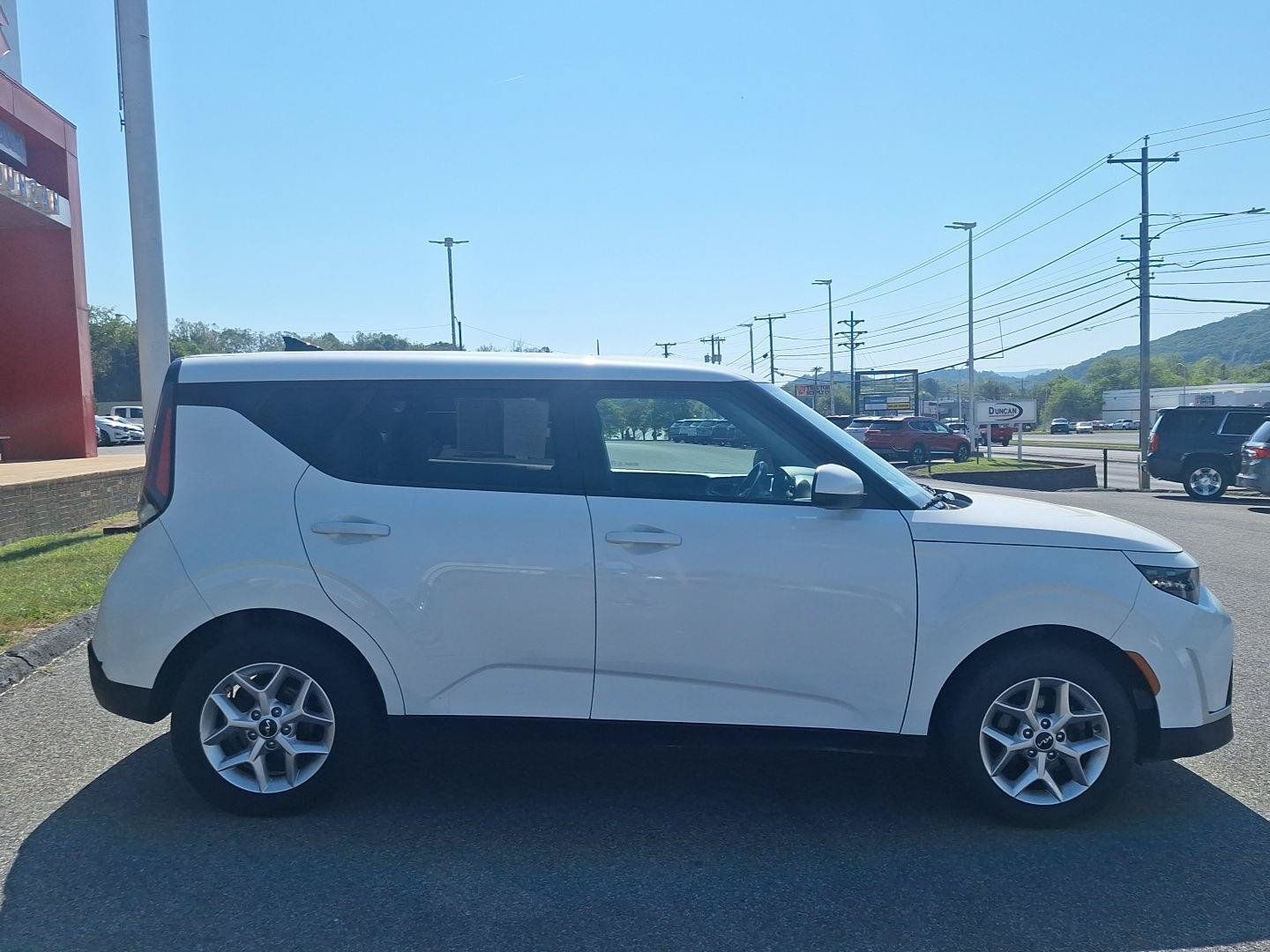 Used 2023 Kia Soul LX w/ LX Technology Package FWD image 2