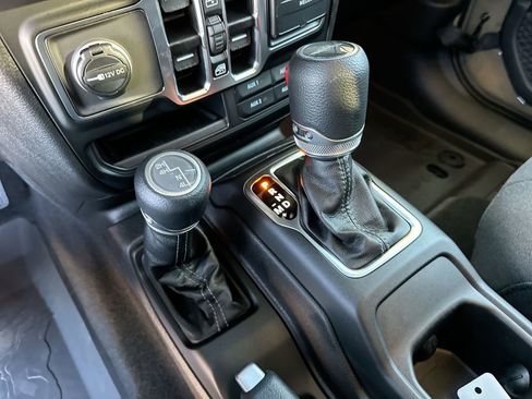 New 2025 Jeep Gladiator Sport image 19