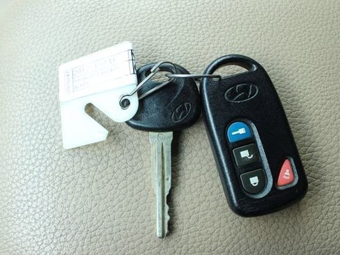 Used 2012 Hyundai Santa Fe Limited FWD image 25