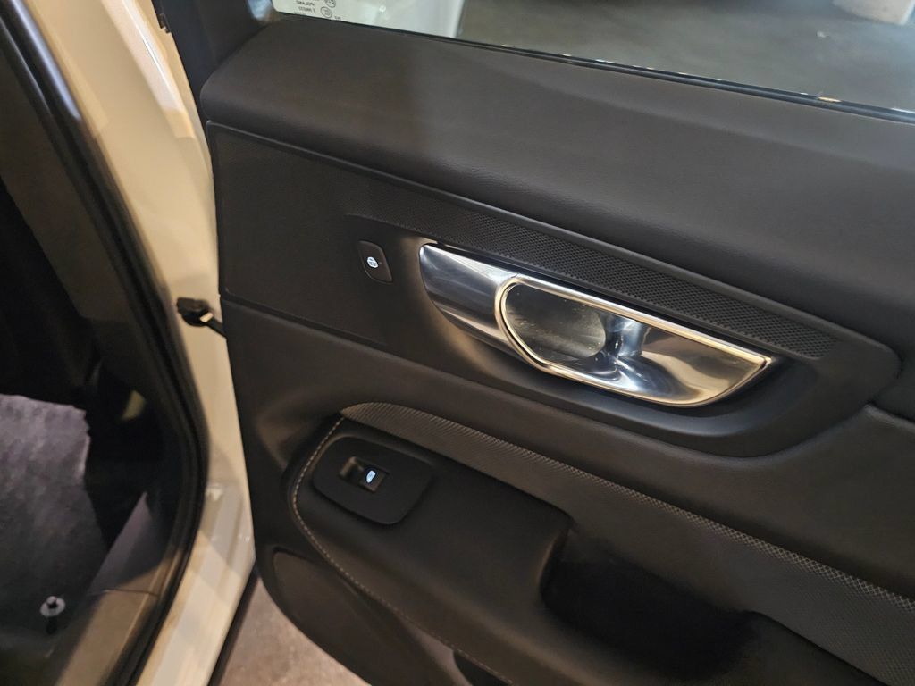 Used 2022 Volvo XC60 B6 R-Design AWD/4WD image 9