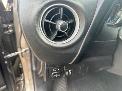 Used 2018 Toyota Corolla SE w/ SE Premium Package FWD image 9