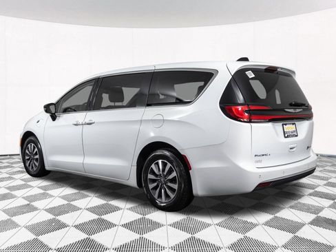 Used 2024 Chrysler Pacifica Limited FWD image 17