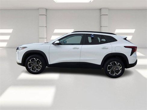 Certified 2025 Chevrolet Trax LT w/ Driver Confidence Package image 2