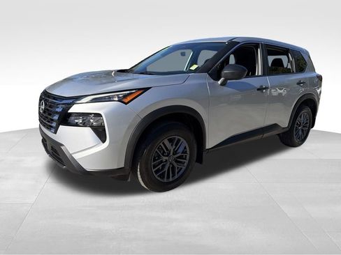 Used 2025 Nissan Rogue S image 3