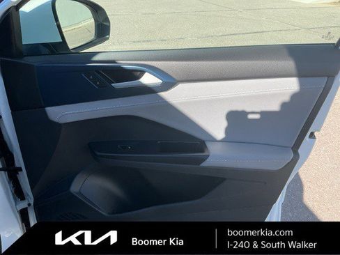 Used 2024 Volkswagen Taos SE image 10