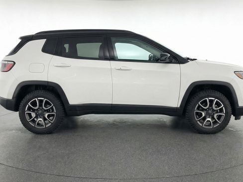 Used 2025 Jeep Compass Trailhawk image 11