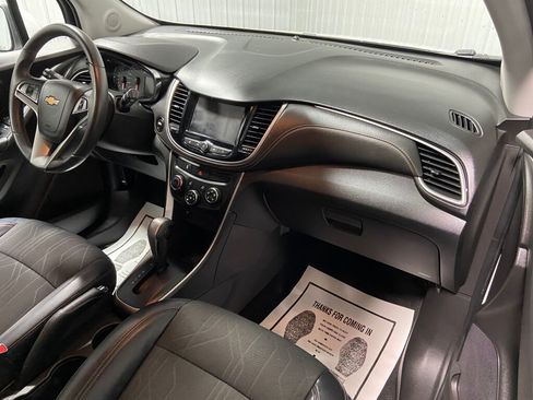 Used 2022 Chevrolet Trax LT w/ LT Convenience Package image 6