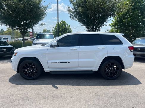 Used 2022 Jeep Grand Cherokee Laredo X RWD image 4