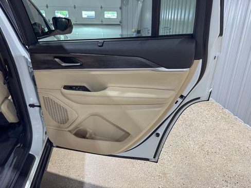 Used 2023 Jeep Grand Cherokee L Limited w/ Luxury Tech Group II AWD/4WD image 28