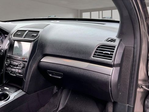 Used 2018 Ford Explorer XLT w/ Equipment Group 202A FWD image 26