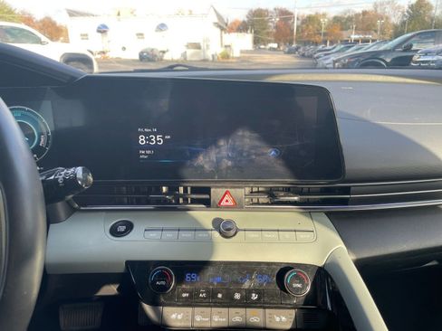 Used 2025 Hyundai Elantra Limited image 18