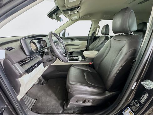 Used 2024 Kia Carnival LX image 13