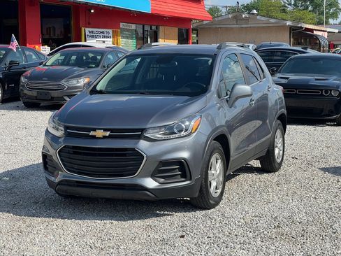 Used 2019 Chevrolet Trax LT w/ LT Convenience Package FWD image 3