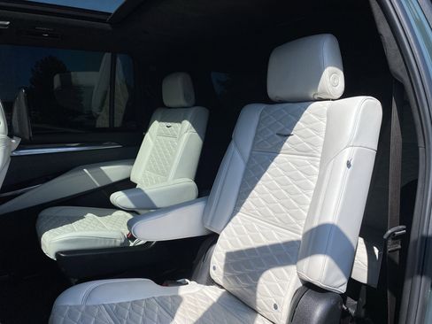 Used 2025 Cadillac Escalade ESV V image 8