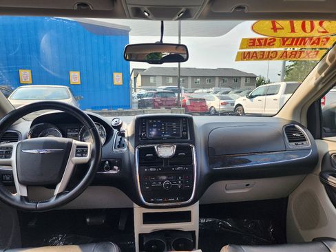 Used 2014 Chrysler Town & Country Touring image 20