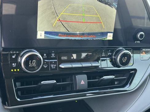 Used 2023 Toyota Highlander Limited FWD image 19