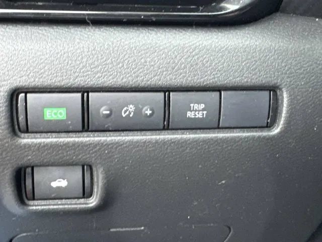 Used 2022 Nissan Sentra SV w/ SV Premium Package FWD image 32